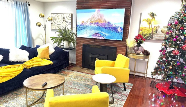 Spacious 6-bedroom house with WiFi, AC in charming Silver Spring