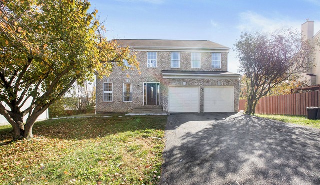 Spacious 6-bedroom house with WiFi, AC, and Streaming Services in Silver Spring