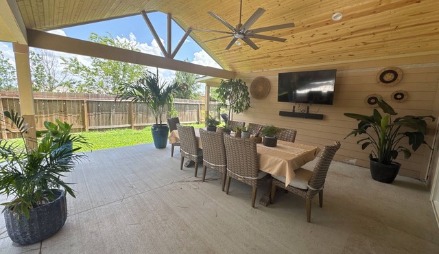 Spacious 6-bedroom 1 story house in fantastic Cypress with WiFi, AC