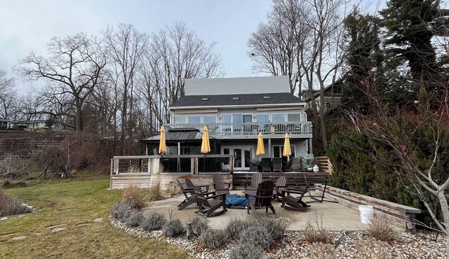 Spacious 6 bedroom, 3 bathroom home on the water downtown Douglas.