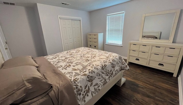 Spacious 6-bedroom 3 Bathroom house.nNear UT, Downtown, COTA & Lots More