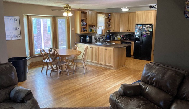 Spacious 6-bedroom 3 bath house Saint Paul - sleeps 18!