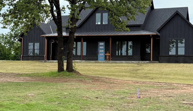 Spacious 6-bedroom 4.5 bath house in beautiful Lake Eufaula with all luxuries