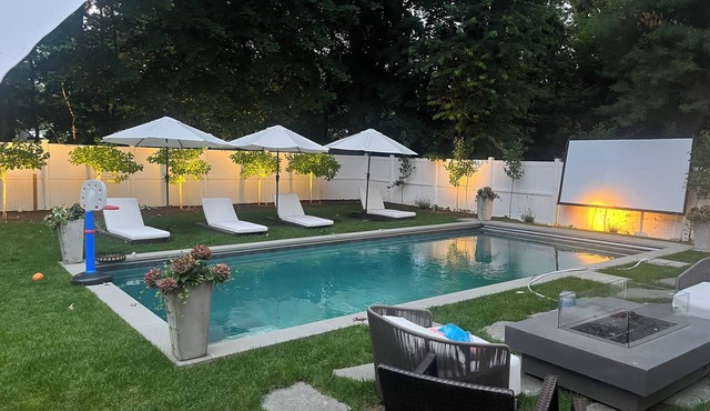 Spacious 6-bedroom 5 bathroom Dream House, with salt water pool & stone hot tub.