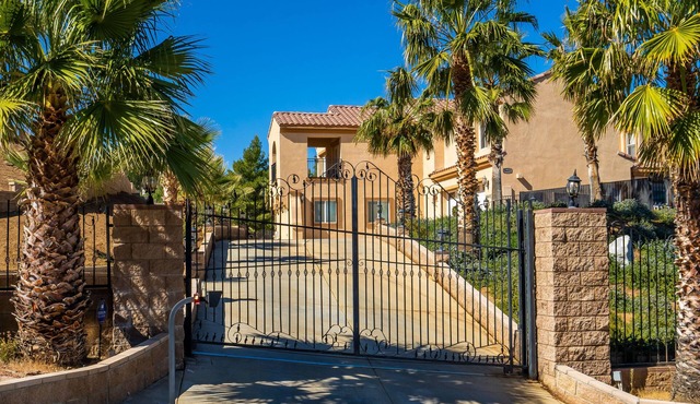 Spacious 6- bedroom, 8 beds, 7 bathroom home with beautiful lake view