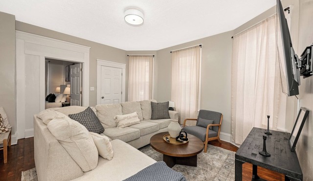 Spacious 6-bedroom apartment in amazing Cleveland with WiFi, AC