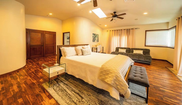 Spacious 6-bedroom beachfront estate with hot tub, AC, near shopping center