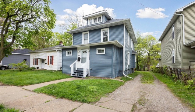 Spacious 6-bedroom building in fabulous Lansing with WiFi, AC