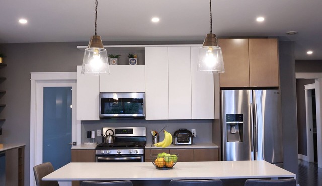 Spacious 6-bedroom bungalow with WiFi, AC in welcoming Bedford