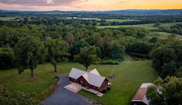 Spacious 6-bedroom cabin - Hot Tub - Game Room - Gym - Fire pit - 27 acres