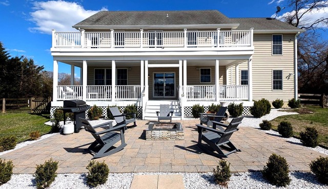 Spacious 6-bedroom country house on the water in beautiful Shady Side with WiFi