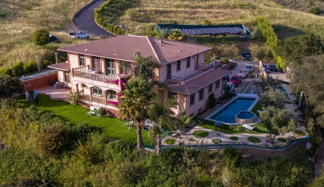 Spacious 6-bedroom Chalet w Pool in pretty MalibunUp to 12 guests Stay overnight