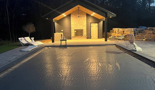 Spacious 6-bedroom country house close to Green Bay with heated pool