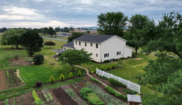 Spacious 6-bedroom farmhouse in charming Myerstown with AC, WiFi