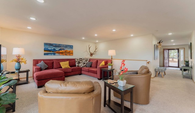 Spacious 6 Bedroom Family Home in Lander - Hot Tub, Deck, Garage