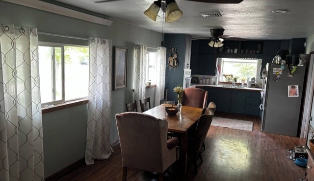 Spacious 6-bedroom farmhouse in at gorgeous Lake Mac with AC, WiFi