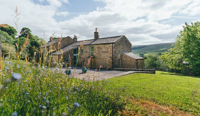 Spacious 6-bedroom farmhouse in welcoming Leyburn with WiFi