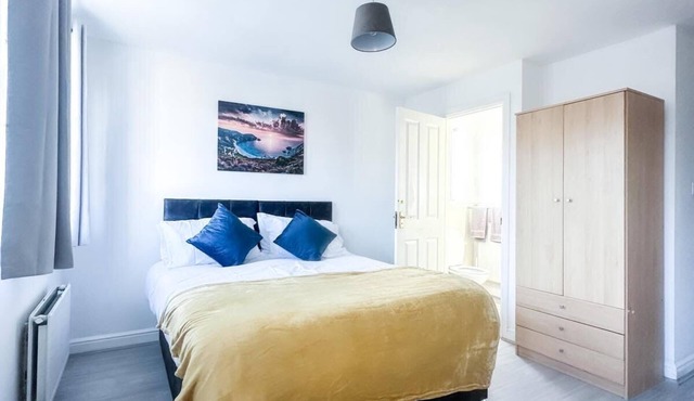 Spacious 6 Bedroom House Near City Centre