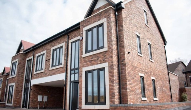 Spacious 6 bedroom home, Sleeps 11, Close to BHX & Motorways, LONGER TERM STAYS