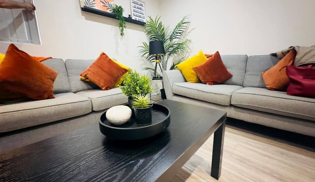 Spacious 6-Bedroom Terraced House | Sleeps 8 | Near City Centre