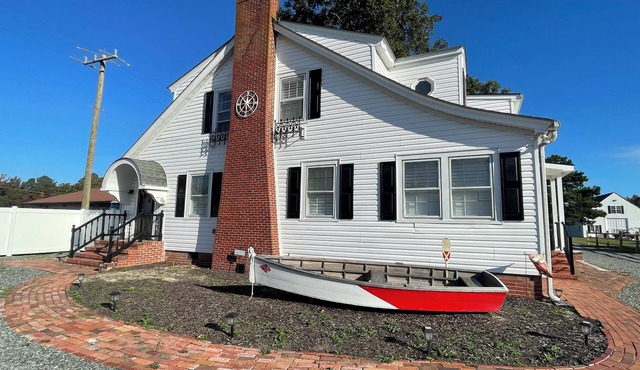 Spacious 6-bedroom house in charming Deltaville, VA