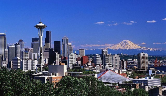 Spacious 6-bedroom house in charming Des Moines with WiFi, AC