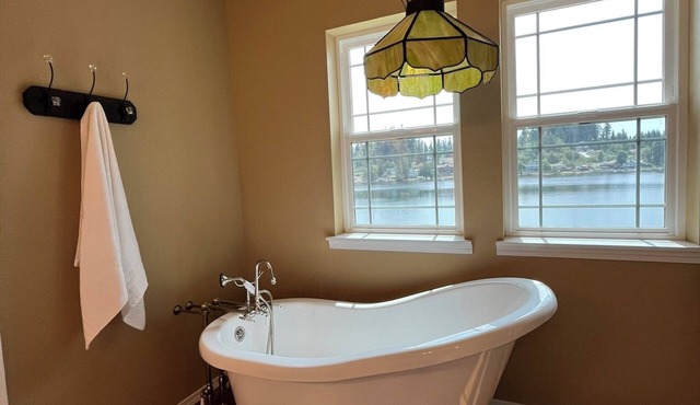 Spacious 6-bedroom house on Clear Lake with Hot Tub!