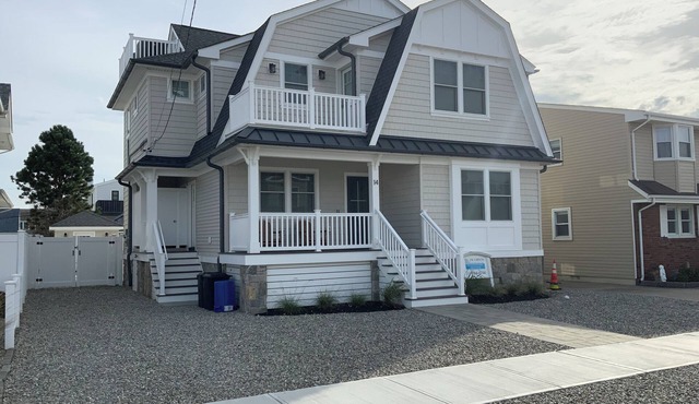 Spacious 6-bedroom house 7 from the ocean with heated built in pool