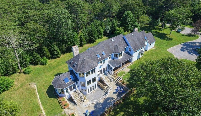 Spacious 6-bedroom house in fantastic Oak Bluffs with AC