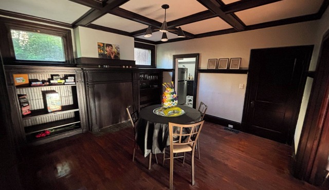 Spacious 6-bedroom house in mt washington with pokerroom