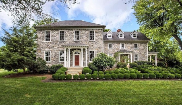 Spacious 6-bedroom Historic Estate in Tranquil but Convenient Location