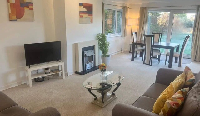 Spacious 6 Bedroom Home in Grantham with Parking