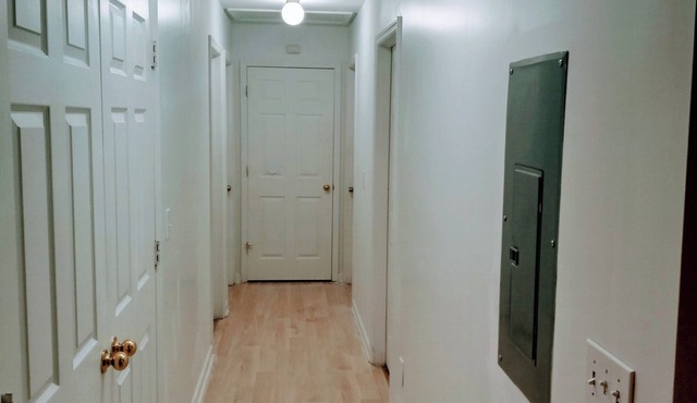 Spacious 6-bedroom house in lovely Cleveland with AC