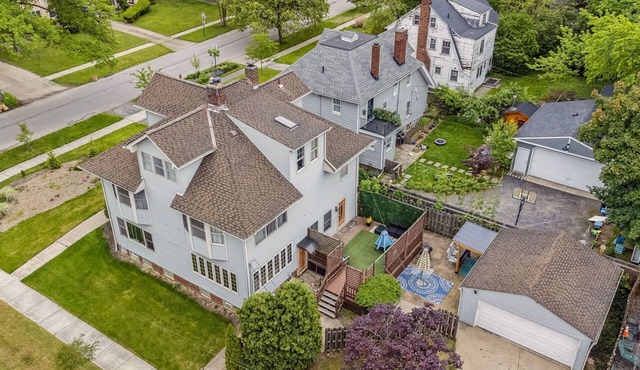 Spacious 6-bedroom house with Game Room, Outside Bar and tons of Family Fun