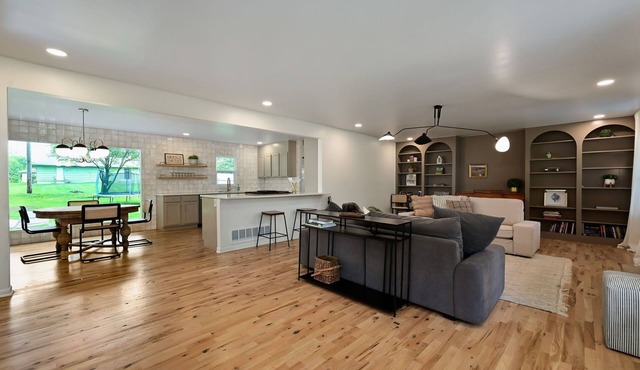 Spacious 6-bedroom house in Grandview with AC, WiFi. Pets Welcome!
