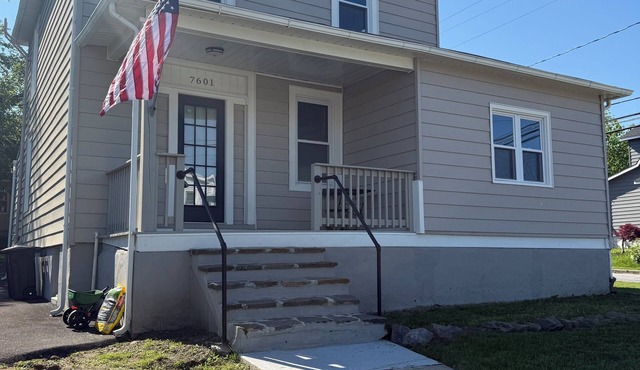 Spacious 6-bedroom house in nice Parkville with WiFi, AC