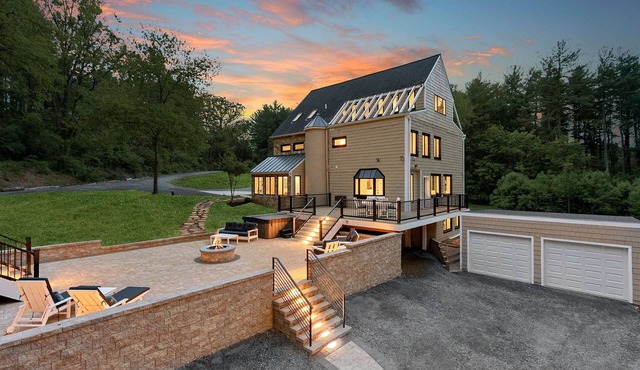Spacious 6-bedroom house in charming Waterford on 10 acres & Entertainment Room