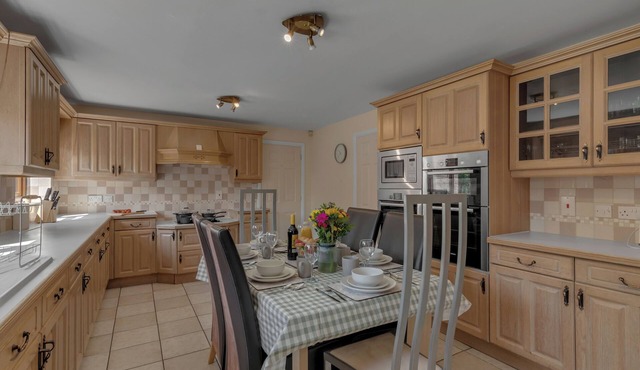 Spacious 6-Bedroom Home | Sleeps 11 | Fast Wi-Fi | Parking | Ideal for Families & Business Groups