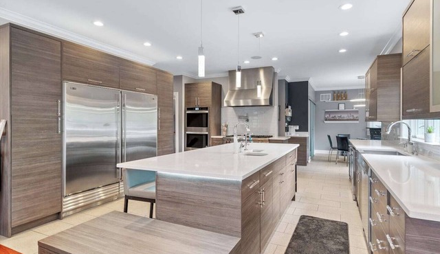 Spacious 6-Bedroom Home comfortably accommodates 12 persons with 2 Kitchens, Full Workout Gym, Ninja Gym & 5.5 Bathrooms – Perfect for Groups & Families near Chicago.