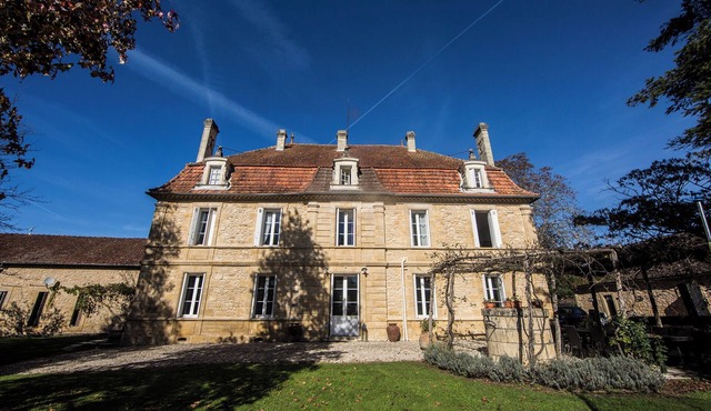 Spacious 6-bedroom house in Varennes, pool, 3 outdoor spaces, full gym, bikes.