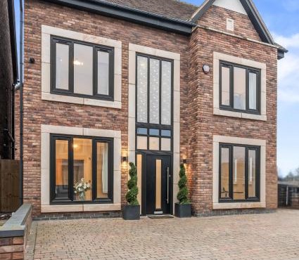 Spacious 6 Bedroom House Sleeps 12 near M6, NEC, HS2 and Birmingham Airport