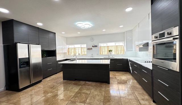 Spacious 6-bedroom house with AC and WiFi in charming Honolulu