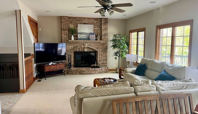 Spacious 6-bedroom house ON PINE LAKE with dock and PONTOON included