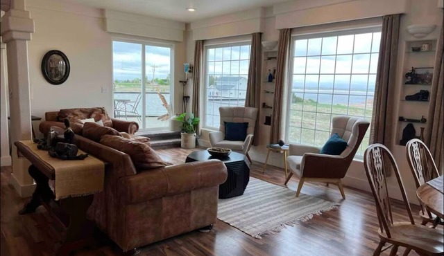 Spacious 6-bedroom house with hot tub and heated indoor pool lovely Ogallala