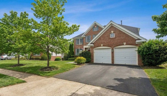 Spacious 6-bedroom house in charming Ashburn with fitness room, AC