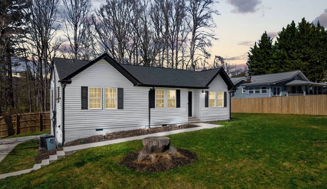 Spacious 6-bedroom house in beautiful Downtown Brevard