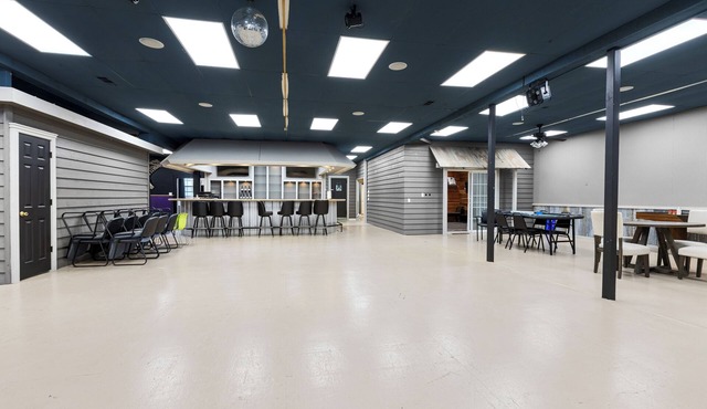 Spacious 6-bedroom house with trailer parking