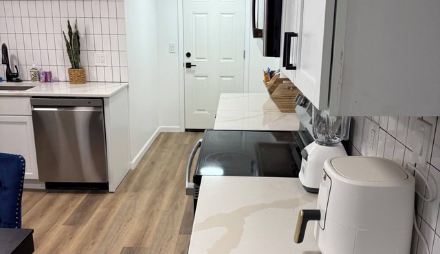 Spacious 6-bedroom house with AC, WiFi in lovely Lansing