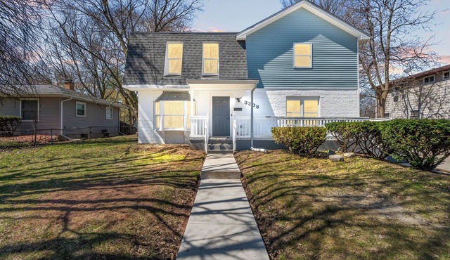 Spacious 6-bedroom house in awesome Lansing with AC, WiFi