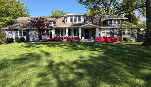Spacious 6-bedroom house in KC suburb. 20 minutes from Arrowhead Stadium.